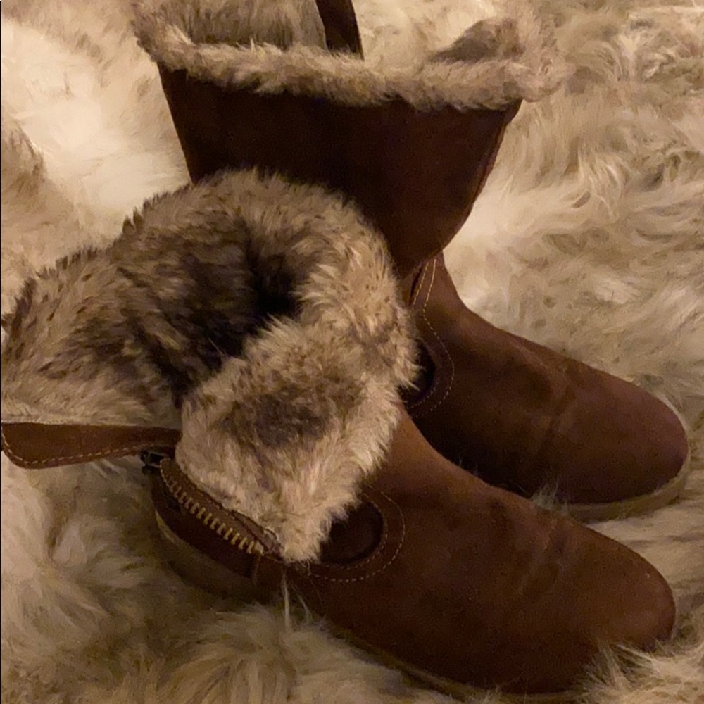 Caramel colored suede and furry booties!